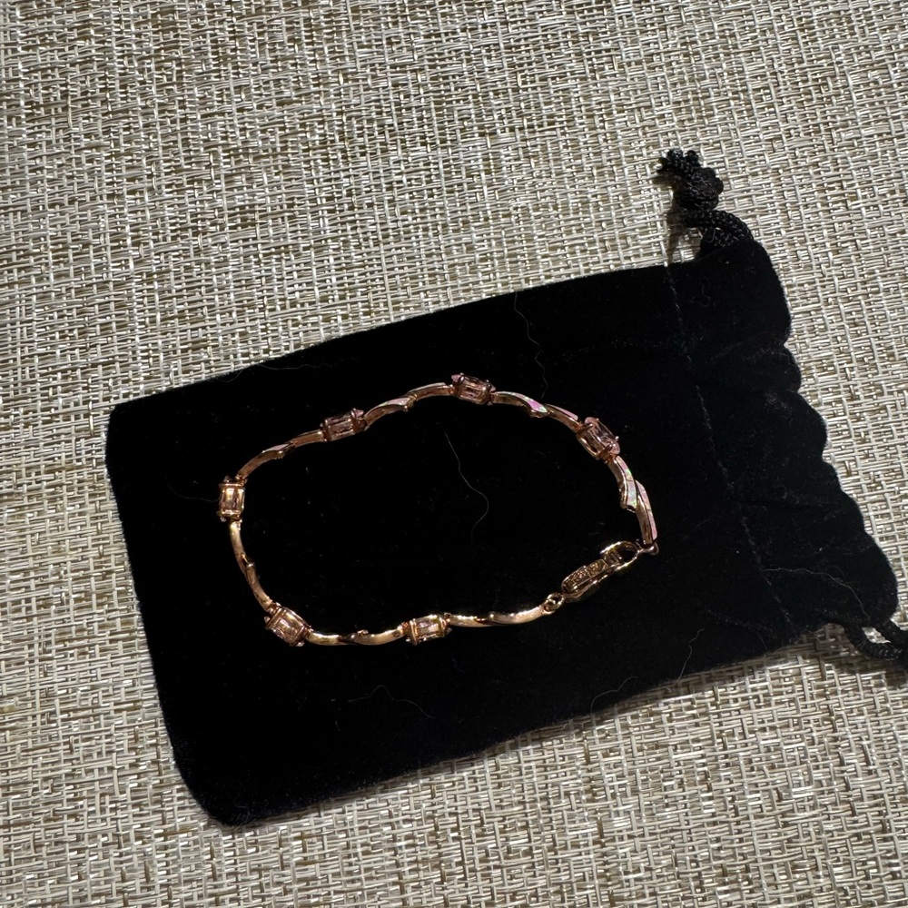 “Radiant Elegance: Gold Bracelet for Ladies & Photoshoots”